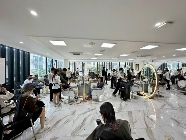 1 salon tóc nổi tiếng vì làm từ thiện hiến tóc cho bệnh nhân ung thư bị bóc phốt